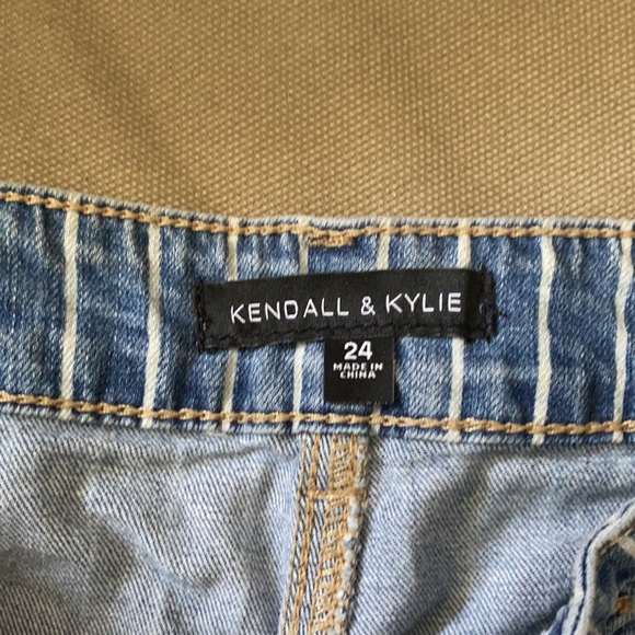 High waisted striped Kendall and Kylie shorts - Picture 5 of 5